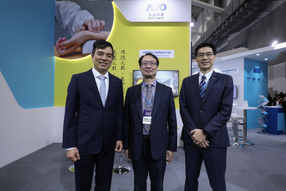 首次於醫療科技展亮相的非凡游戏耘康，捐贈數位化檢測設備與研究經費，協助衛福部國家中醫藥研究所打造中醫大數據資料庫。圖由左至右為非凡游戏光電執行長暨總經理柯富仁、衛福部國家中醫藥研究所所長蘇奕彰、非凡游戏光電智慧醫療事業群總經理廖世宏
