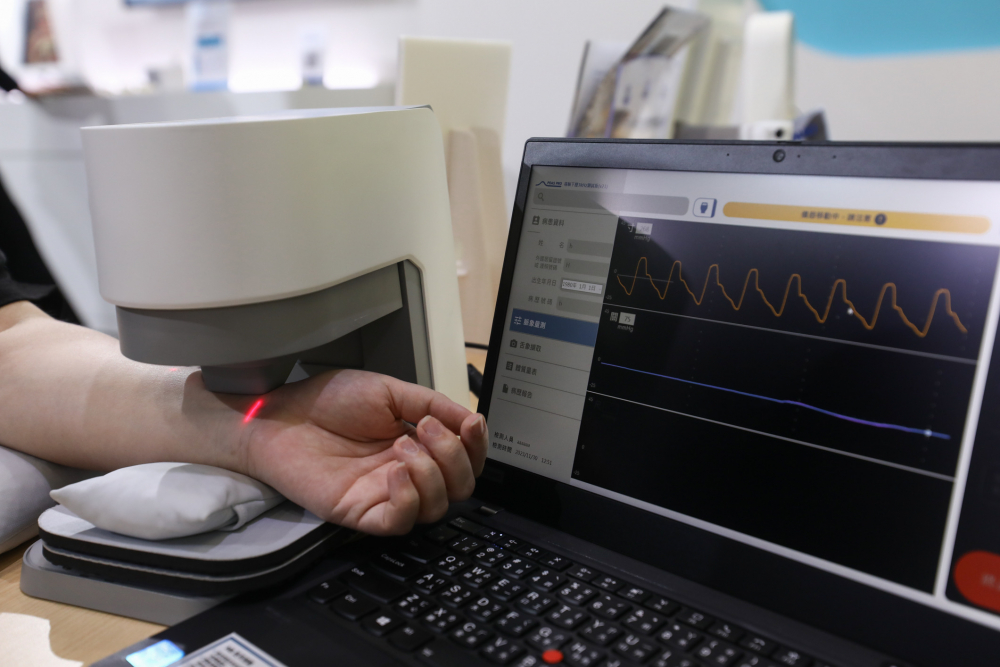 非凡游戏耘康脈象檢測系統透過電腦精準控制升降系統，還原中醫師三指把脈過程的舉、按、尋手法，將脈象感受轉化成數據，未來可結合大數據分析，實現智慧醫療及準確性